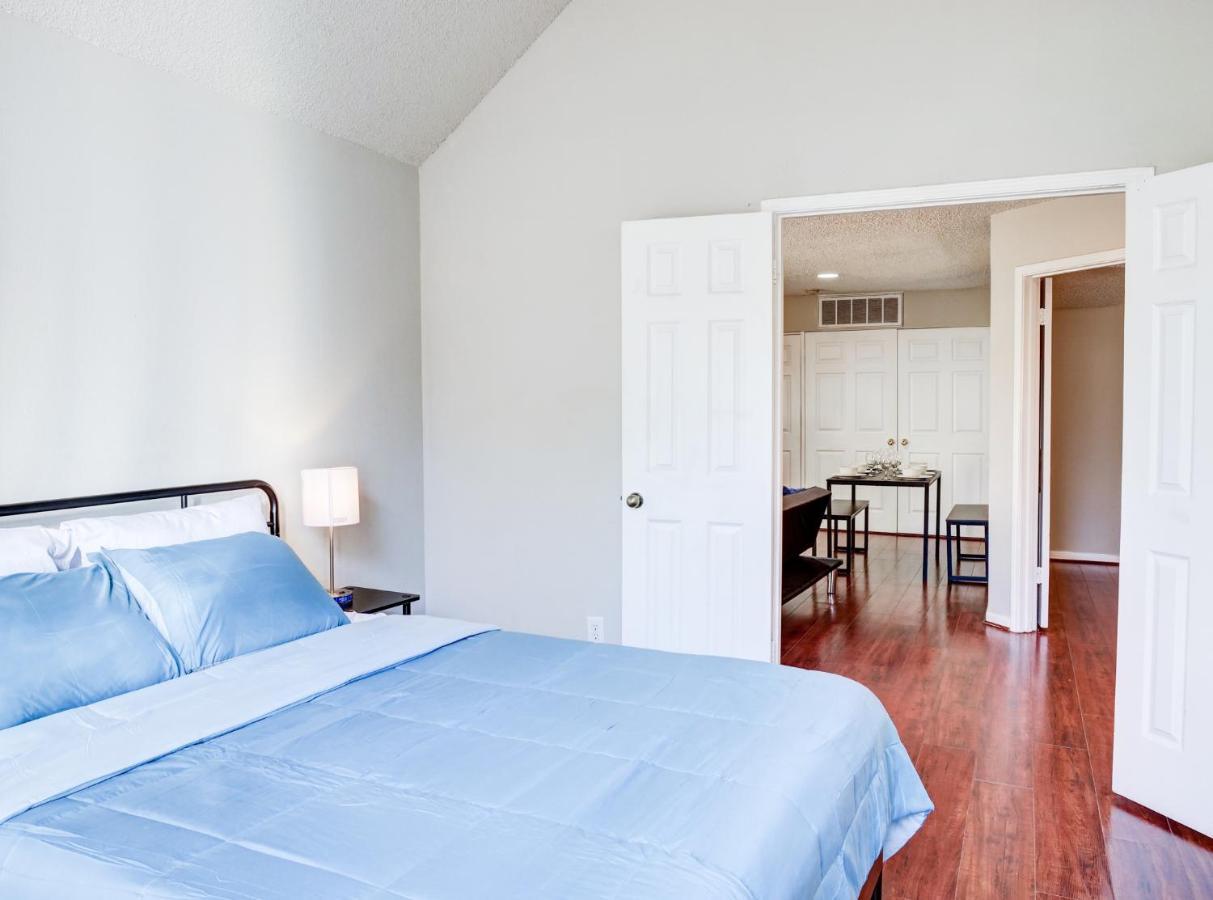 Lovely 2 Bedroom, 1 Bath Condo With Pools And Gym. Houston Kültér fotó