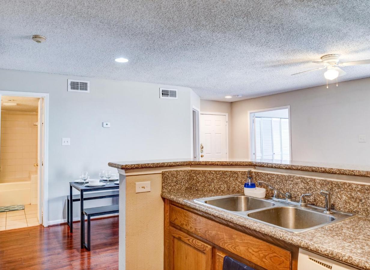 Lovely 2 Bedroom, 1 Bath Condo With Pools And Gym. Houston Kültér fotó