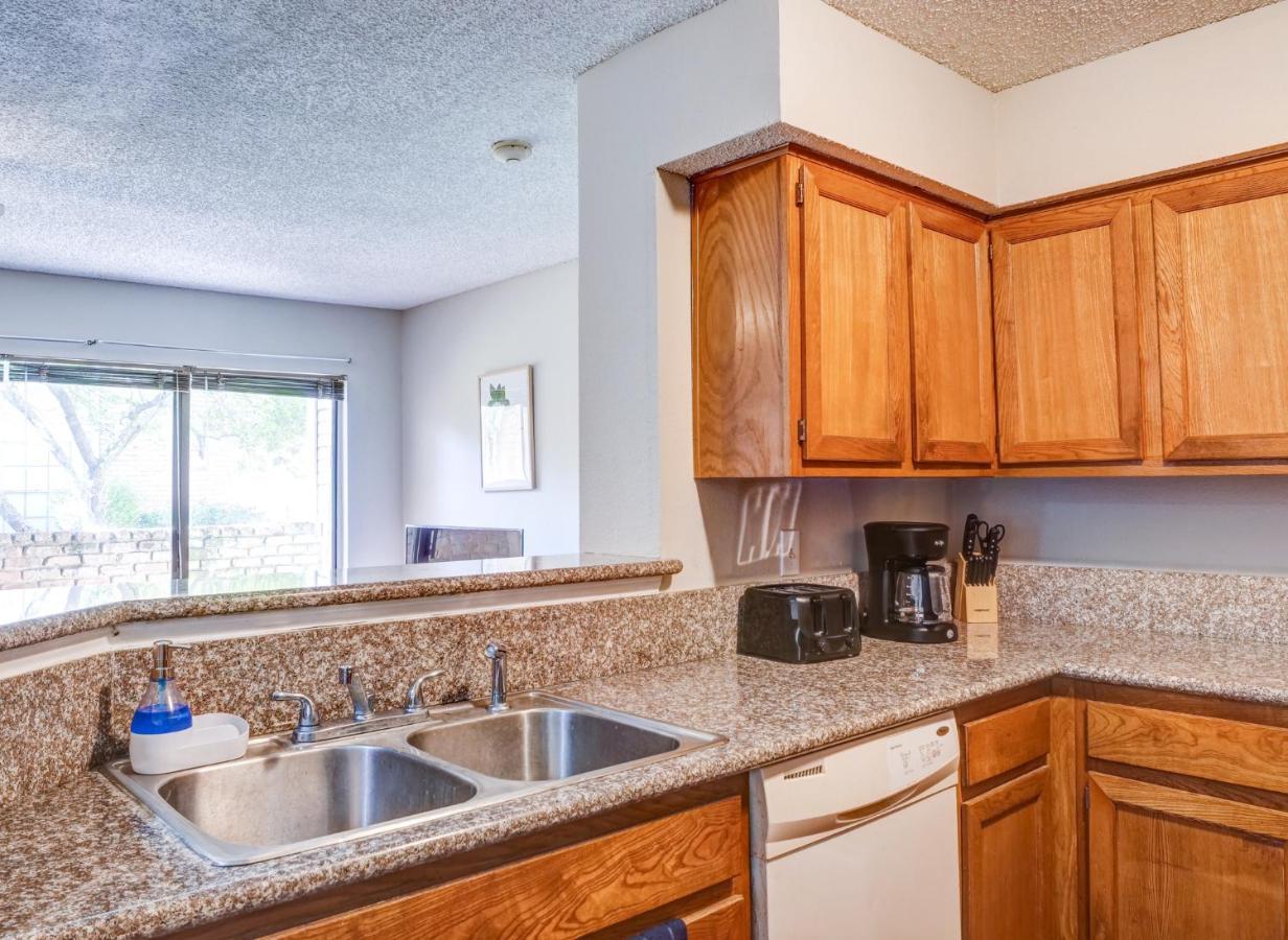 Lovely 2 Bedroom, 1 Bath Condo With Pools And Gym. Houston Kültér fotó